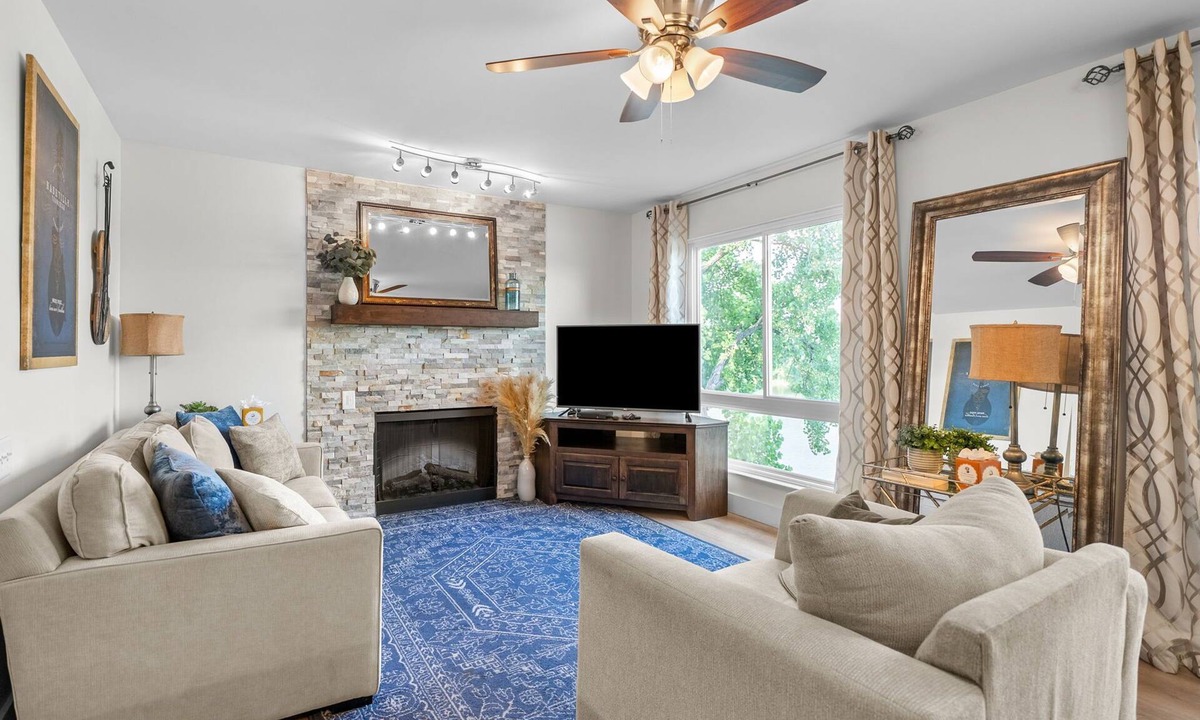 North Capitol Condo | Rolling on the River- 2 King Suites-Free Parking-Pool-Riverfront balconly