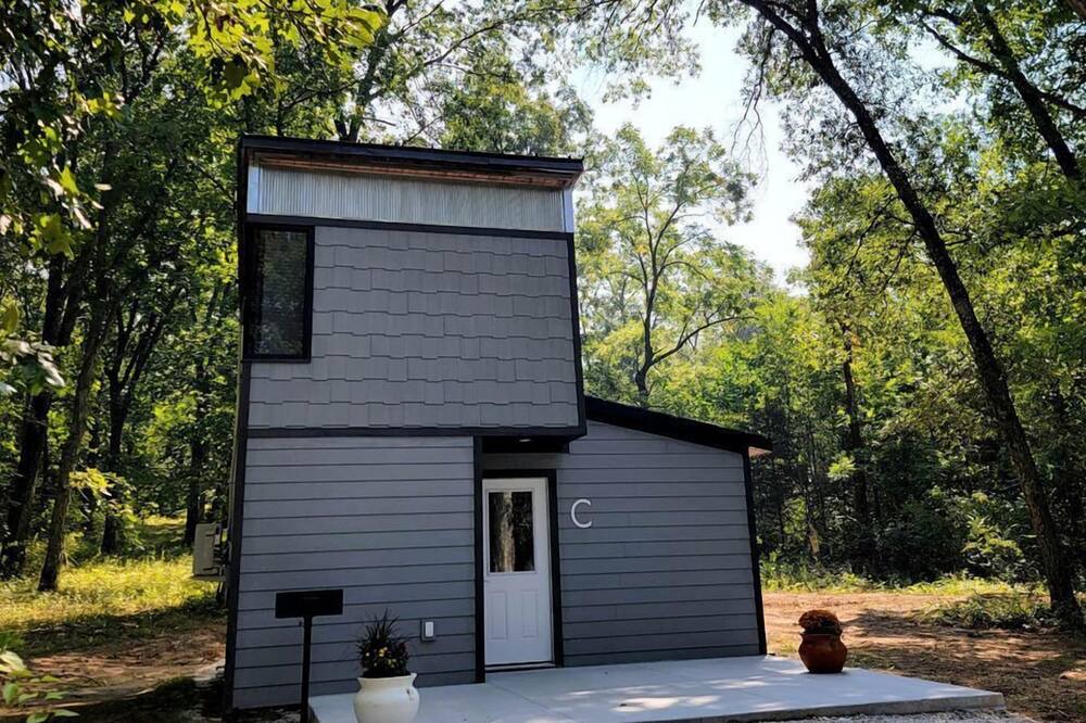 Owensville Cabin | Romantic Glamping Getaway Perfect for Quality Time with Your Partner: Cute Tiny House near Owensville, Missouri