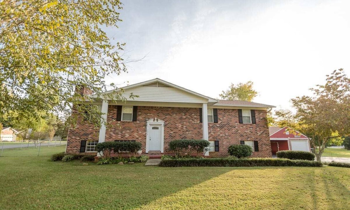 Cleveland House | ROOMY!, pet friendly, fenced backyard.