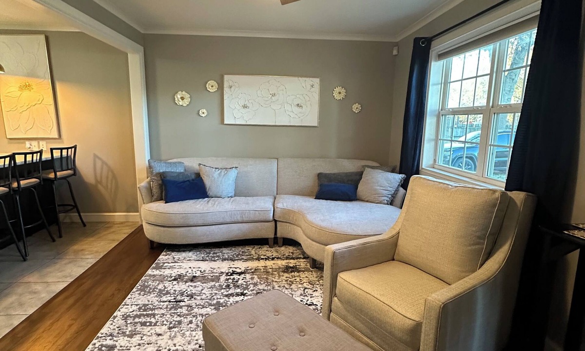 Broken Arrow House | Rose District 2-bedroom Cottage in welcoming Broken Arrow walk to the venues
