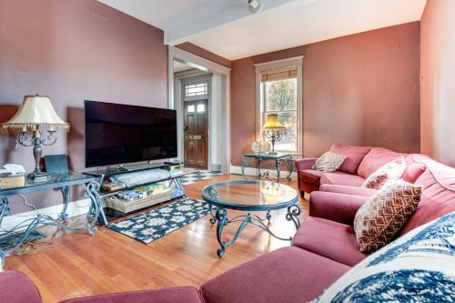 Virden House | Route 66 Historic Library Home: Pet-Friendly!