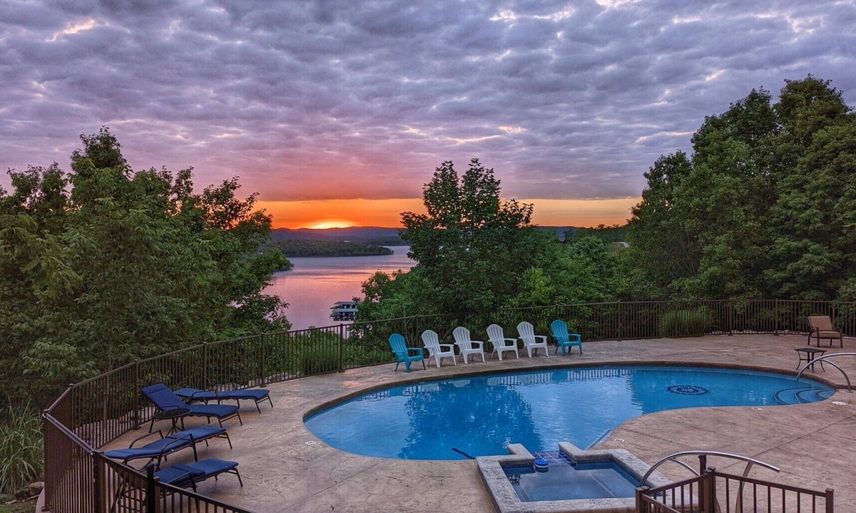Lampe House | Royal View your holiday escape on Table Rock Lake near Branson Attractions.