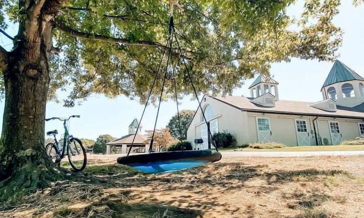 Lebanon Cabin | Rustic Horse Stall Suite with Private Bath & Country Breakfast near Old Hickory Lake