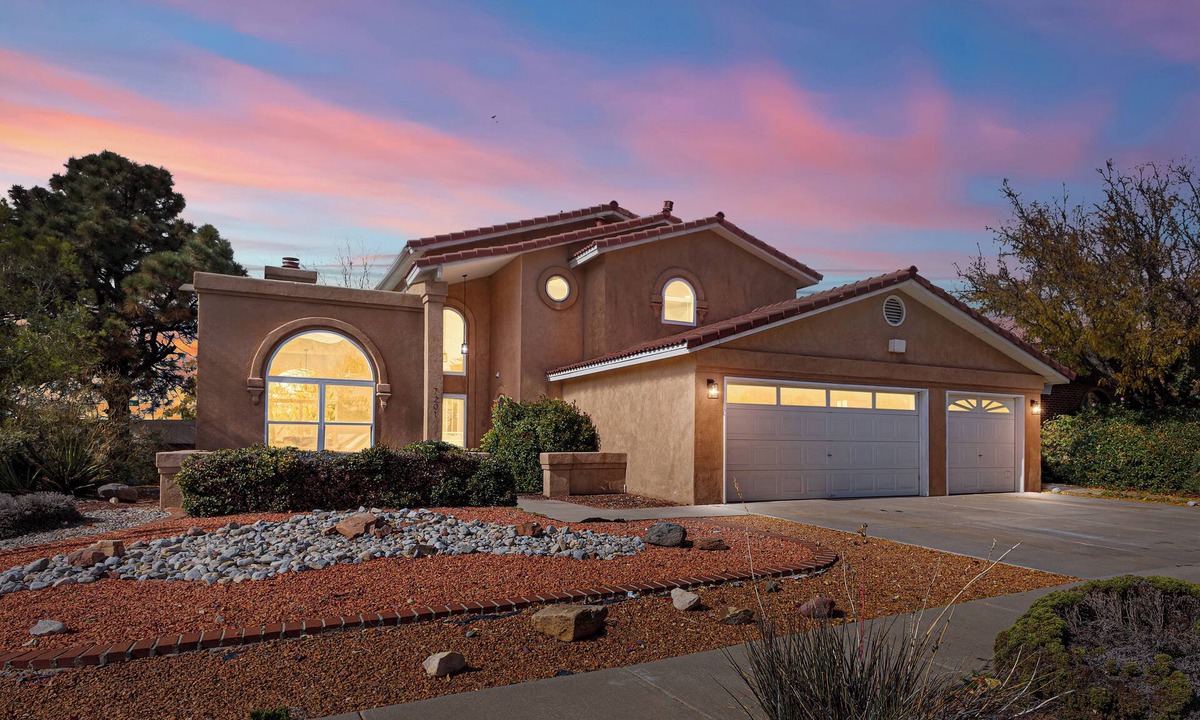 Northeast Heights House | Sandia Escape - Modern Luxury Family Retreat 4bedroom in ABQ