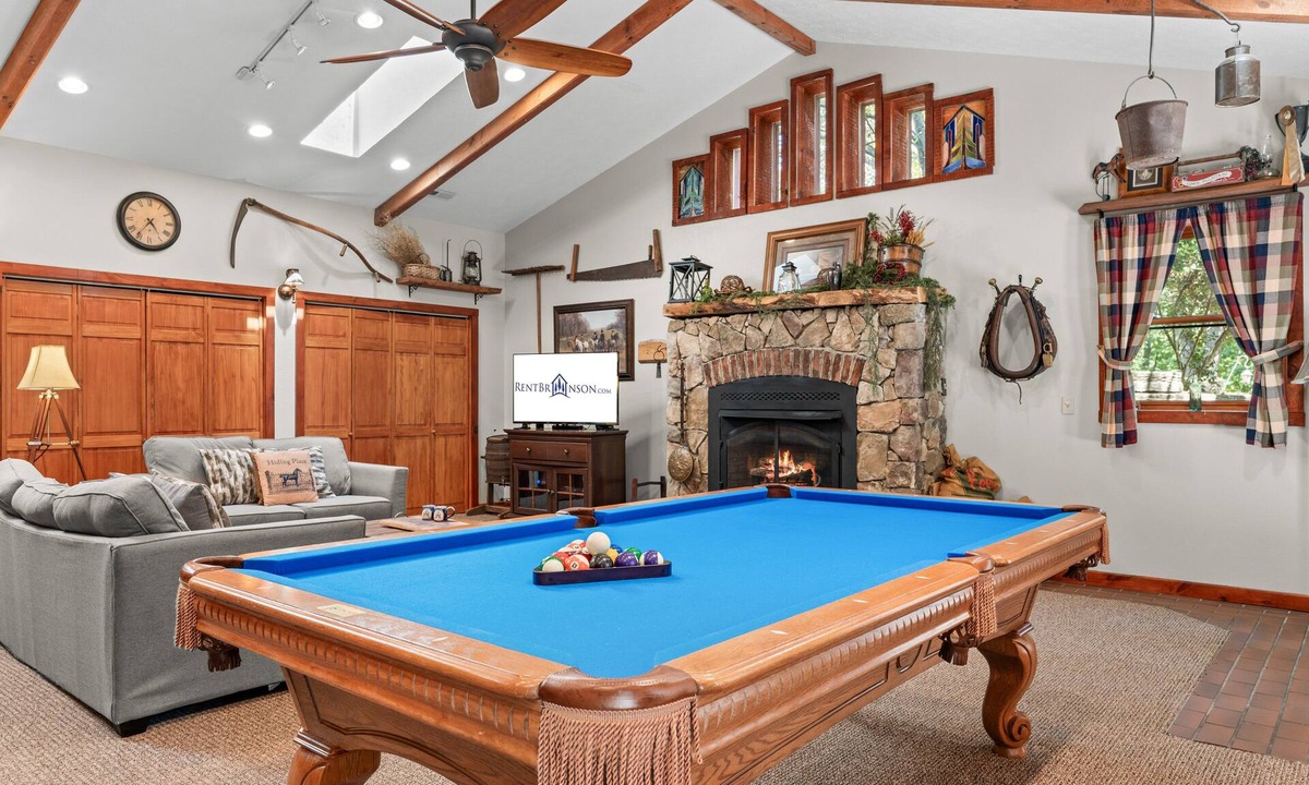 Blue Eye House | Secluded All-One-Level Carriage House-Pool Table-Hot Tub-Dog Friendly - Car Charger