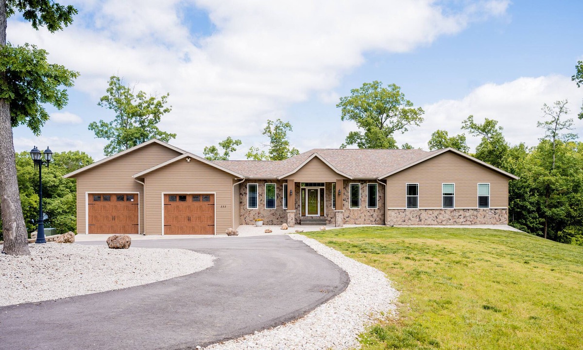 Lake Ozark House | Secluded Family Resort Sleeps 25 people! Handicap accessible! Private Beach!