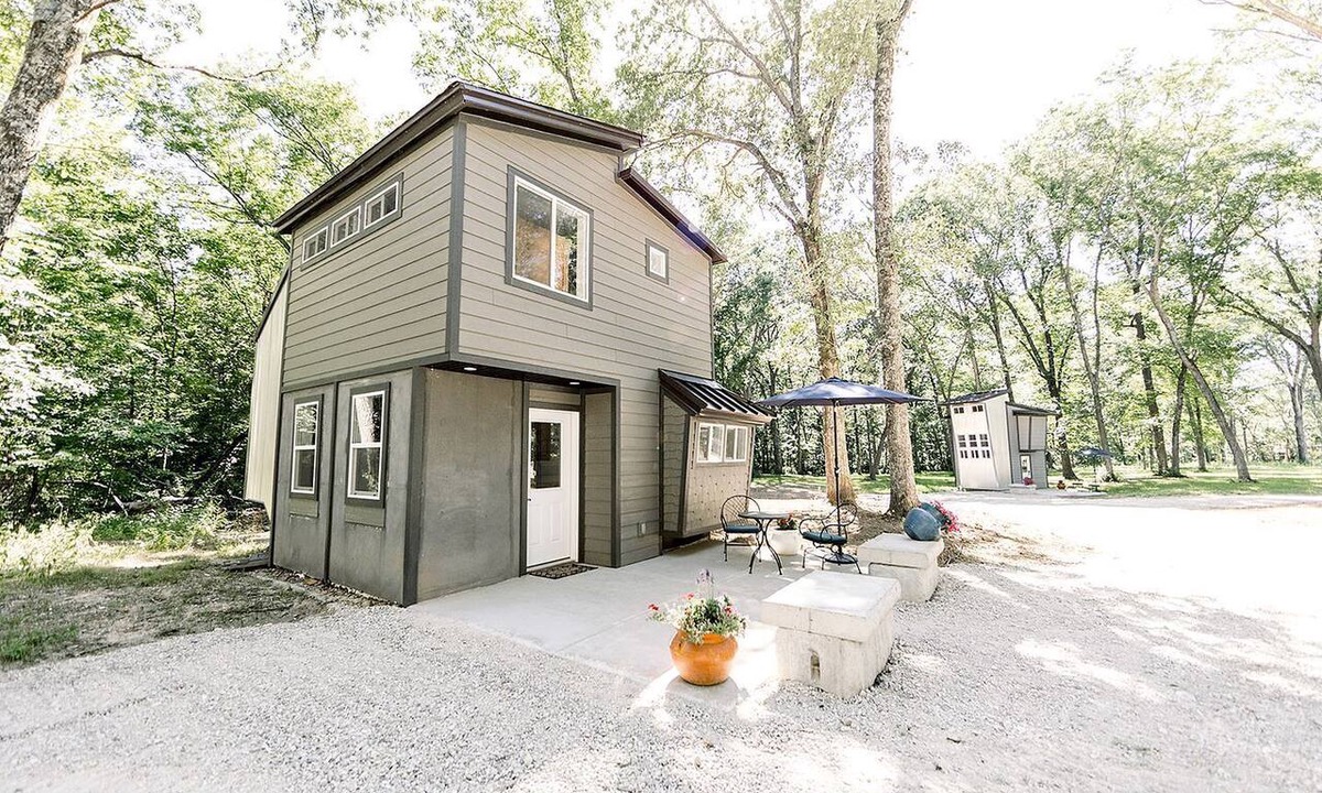 Owensville Cabin | Secluded Tiny House near Owensville, Missouri - Ideal for a Glamping Vacation with Family and Friends