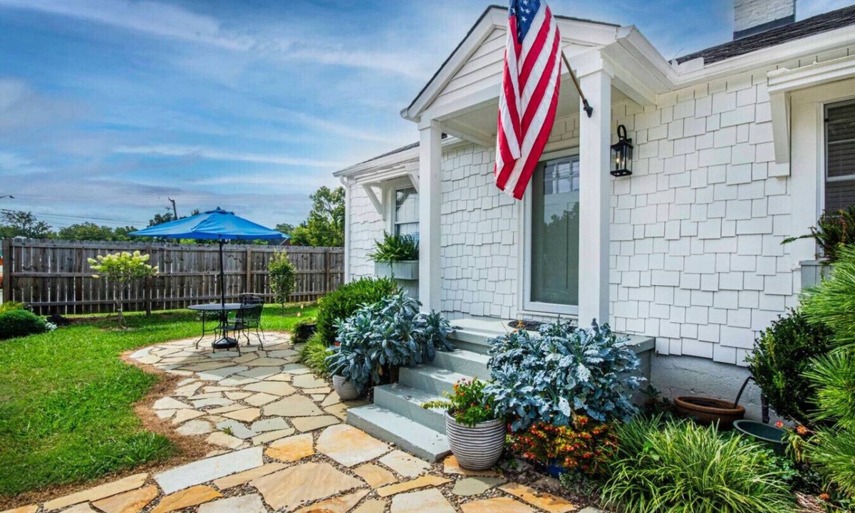 Knoxville House | Sequoyah 2BR Cottage 11 min to Neyland