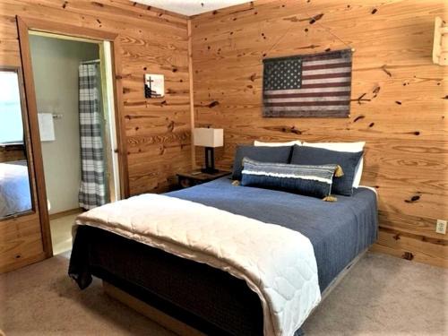 Mountain View House | Simple Cabin with Queen Sized Bed near the Ozark National Forest, Perfect for a Glamping Getaway