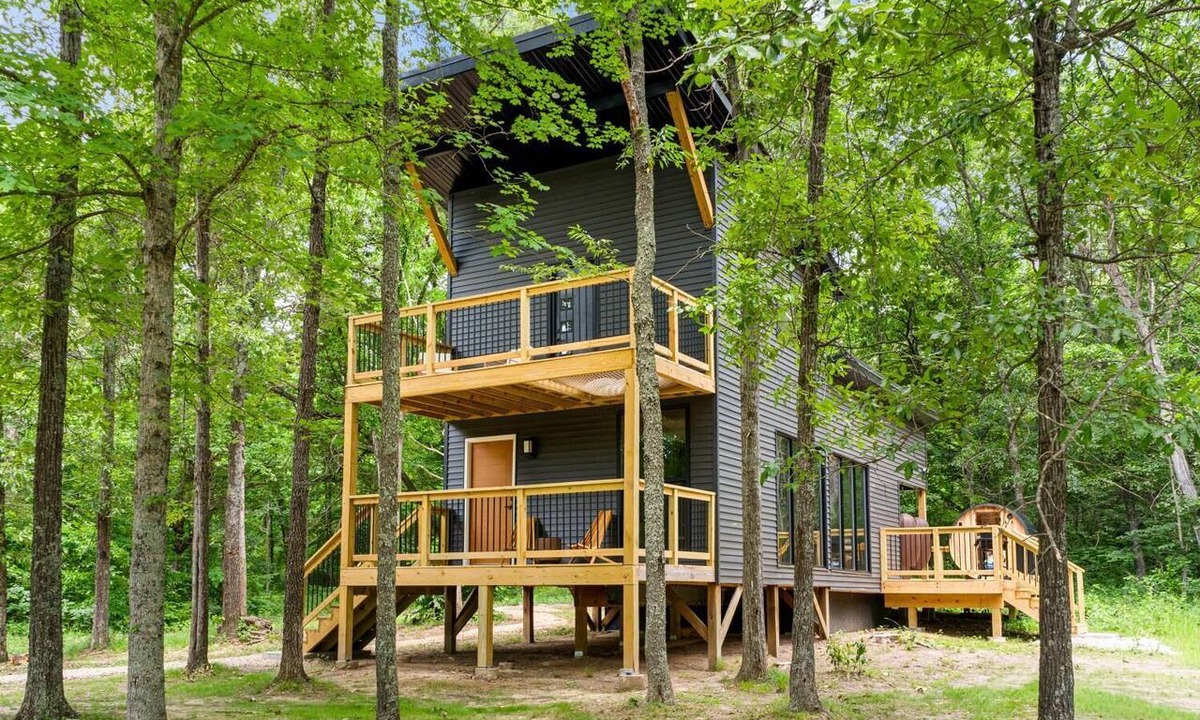 Bonne Terre Cabin | Sleek 2BR Retreat with Hot Tub, Net Hammock, Sauna & Cinema Nights