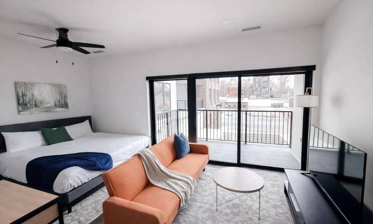 Dundee-Happy Hollow Historic District Apartment | Sleepover | Elite Studio + Gym/Sauna - Omaha