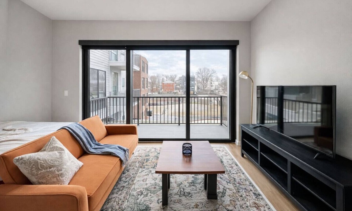 Dundee-Happy Hollow Historic District Apartment | Sleepover | Sleek Studio + Gym/Sauna - Omaha