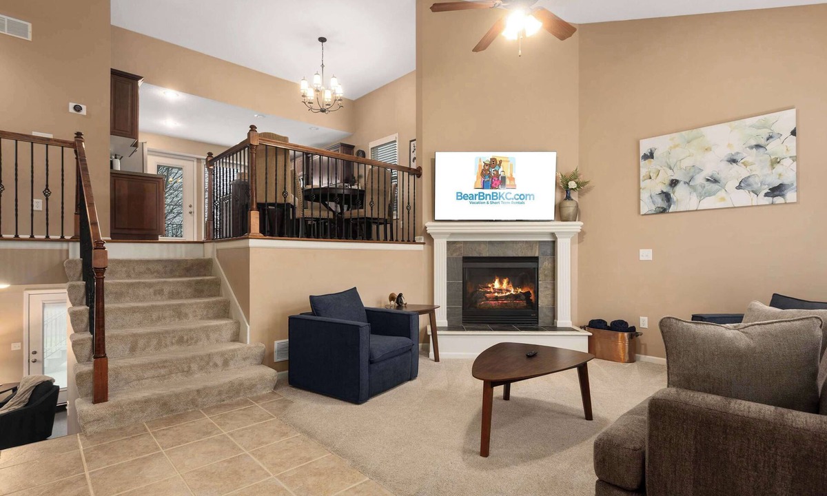 Olathe House | Sleeps 10. Patio & Deck. Ready for Major international sporting event Cup!