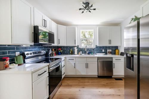 Knoxville House | Smoky Retreat - King Bed - Hot Tub - Near Knox