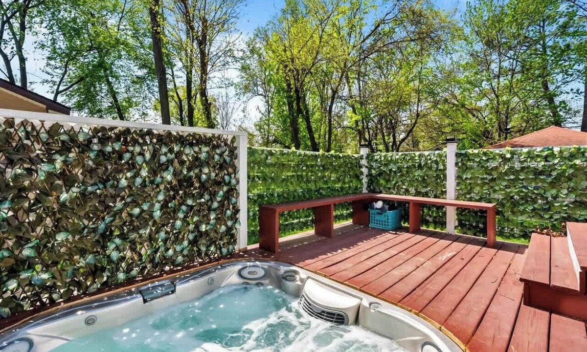 Chickasaw Apartment | Soak in the Garden Spa; Central to Historic Town