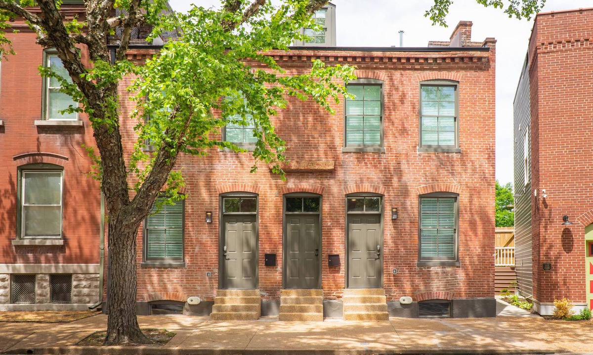 Soulard House | Soulard Retreat-3 Connected Units Boasting 7BR/9BA/Fenced Courtyard