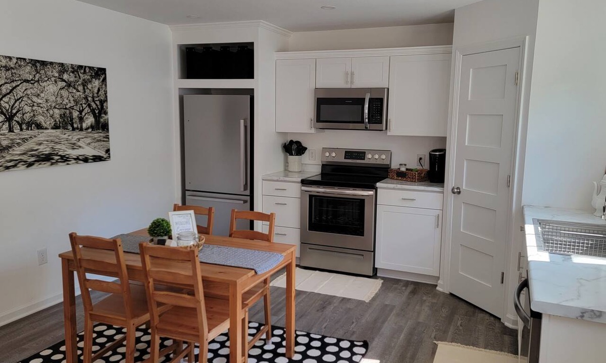 Hamilton Apartment | Spacious 1 BR Carriage House - 2 min walk to Missouri Star