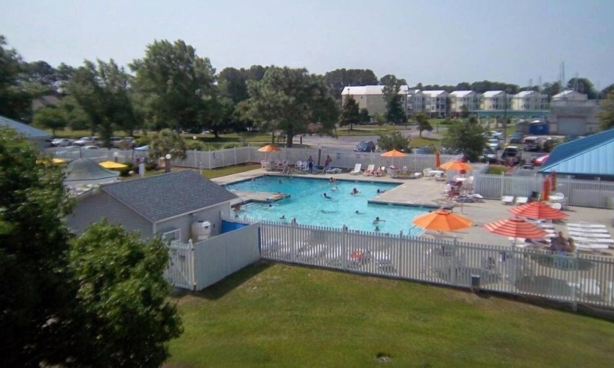 New Bern Condo | Spacious 2BR Condo with Lake View