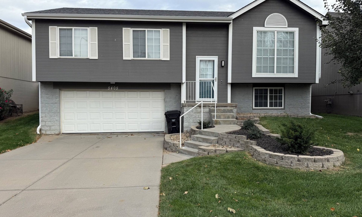Millard House | Spacious 4-bedroom house in tranquil Omaha with AC