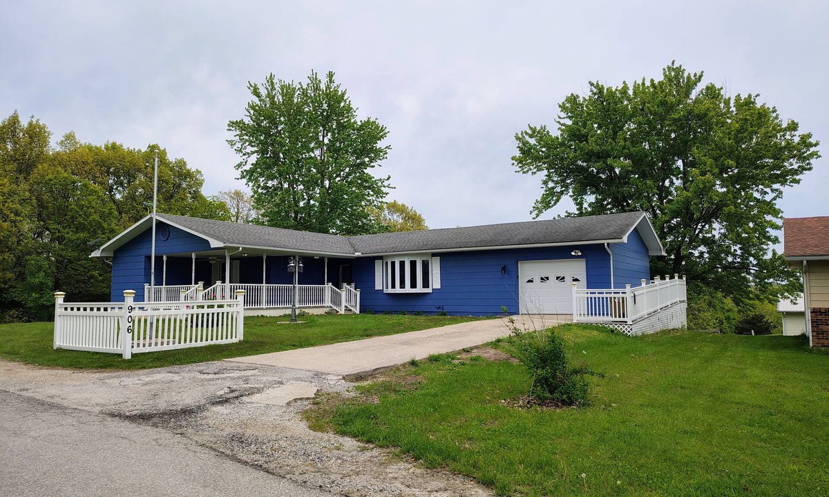 Milan House | Spacious 5-bedroom house in pleasant Milan with AC and large screened in patio