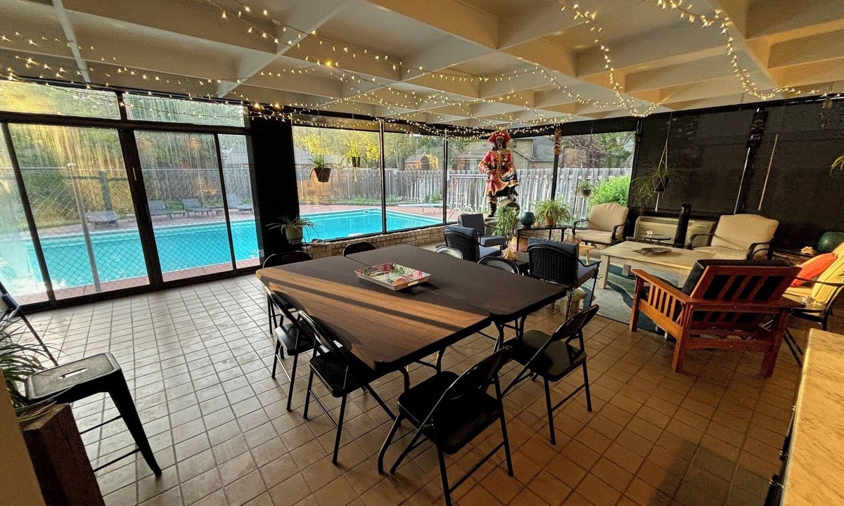Hutchinson House | Spacious 5 bedroom Retreat with Pool & Tennis Court Near KS State Fair