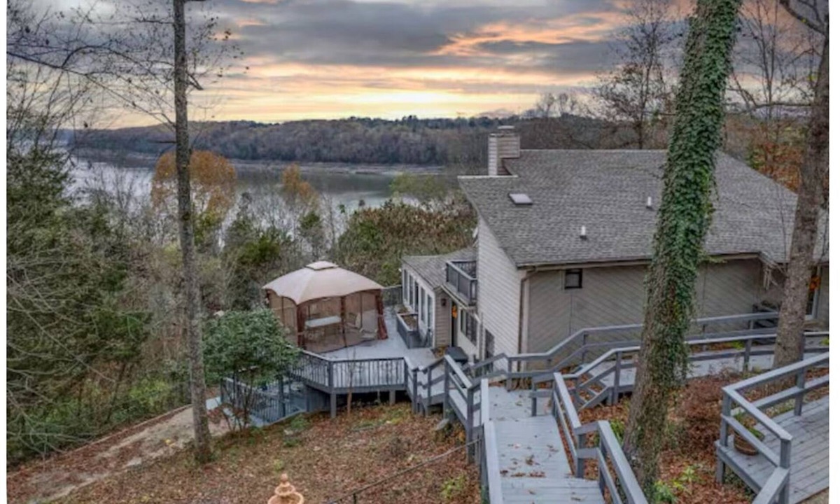 Bronston House | Spacious 6-bedroom house in welcoming Bronston, minutes to Lake Cumberland
