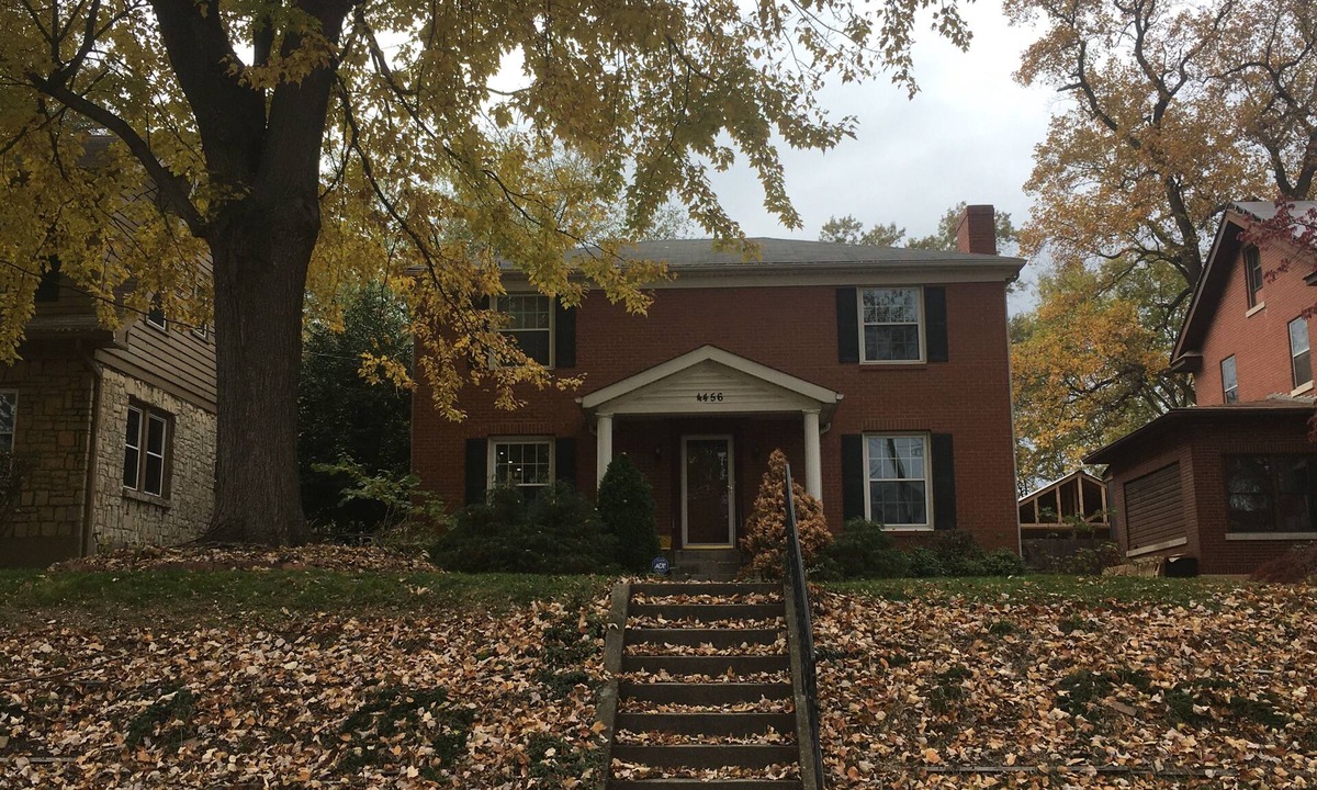 Beechmont House | Spacious 6BR, 10 bed Derby House. Walk to the track.