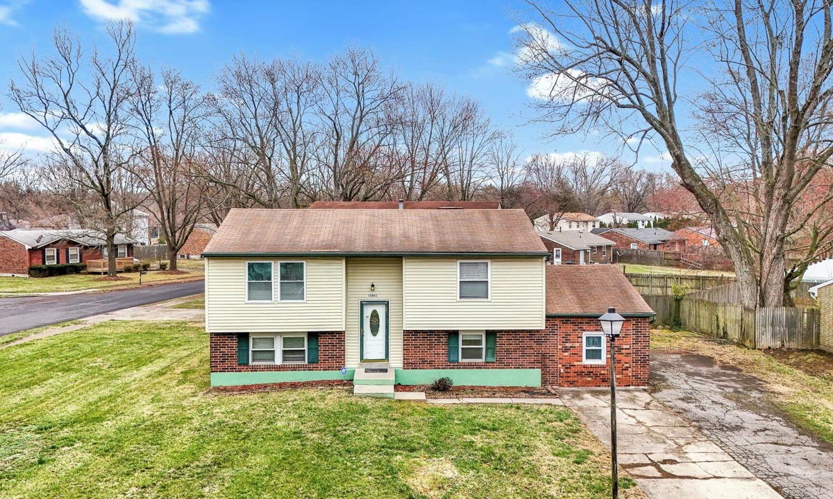 Valley Station House | Spacious & Clean House. Wide Free Parking Lot. Between Louisville & Fort Knox.