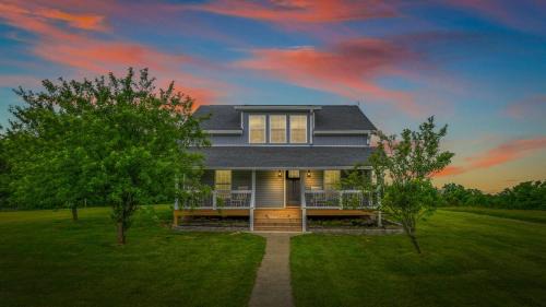 Frankfort House | Spacious Home 4BR Fire Pit, Patio Hot Tub