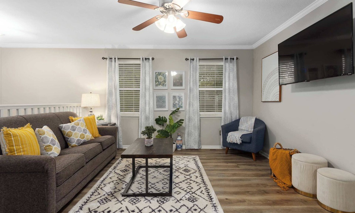 Olathe House | Spacious Home 4BR KingBeds all w/TV's Fenced Yard