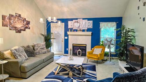 Gladstone House | Spacious Kansas City Townhome with 2 Living Rooms Near Downtown and MCI Airport