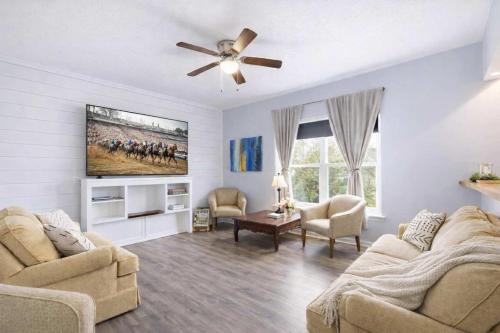 Jeffersontown House | Spacious Louisville Getaway with Private Backyard