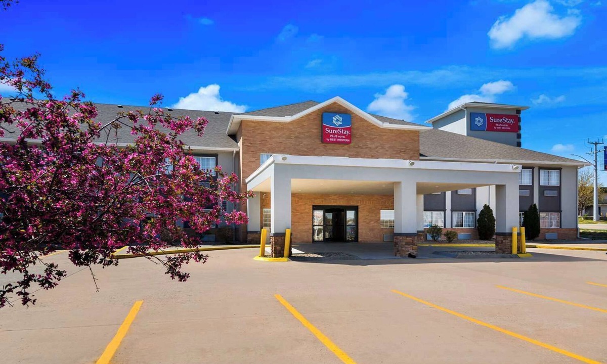Topeka Hotel | Spacious Luxury Rooms, Indoor Pool/Spa & Free Breakfast Near Topeka Attractions