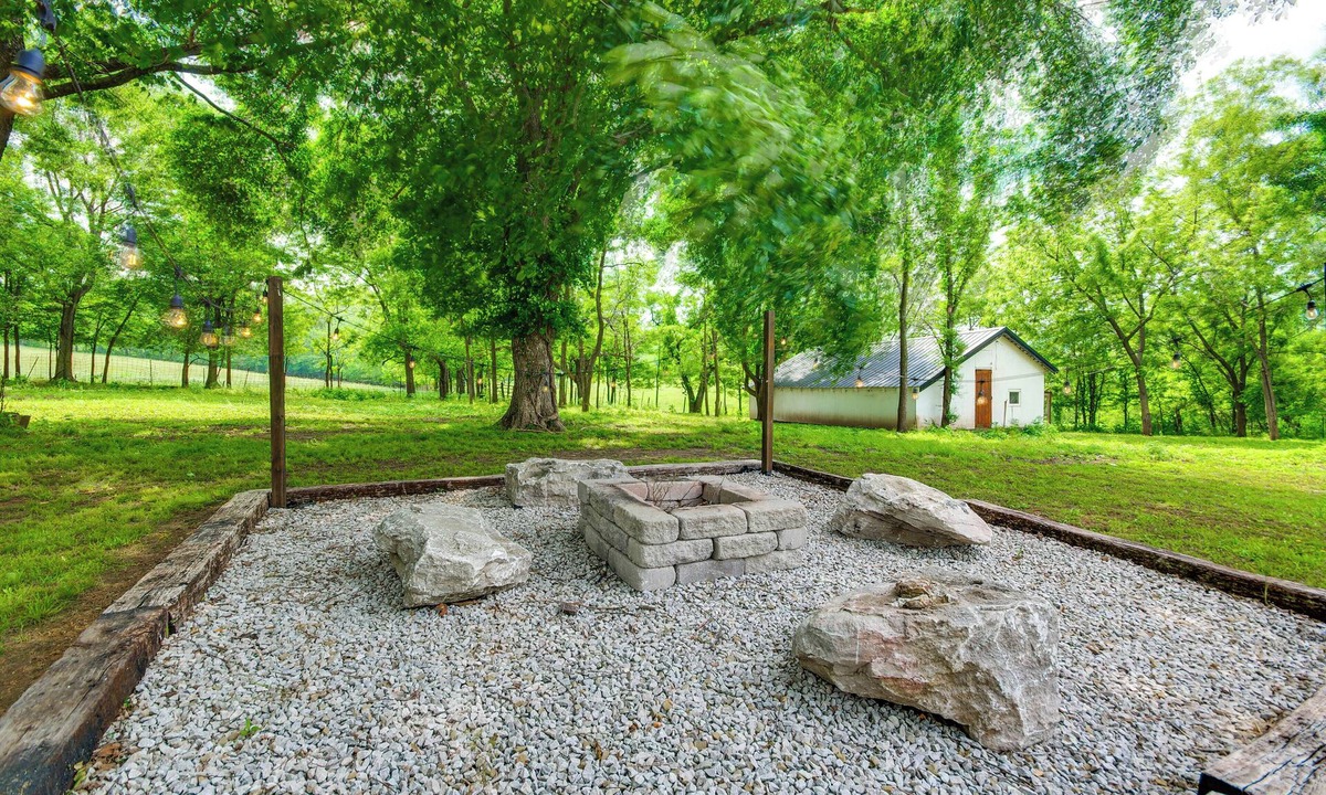 Greenfield Cottage | Spacious Missouri Vacation Rental w/Fire Pit!