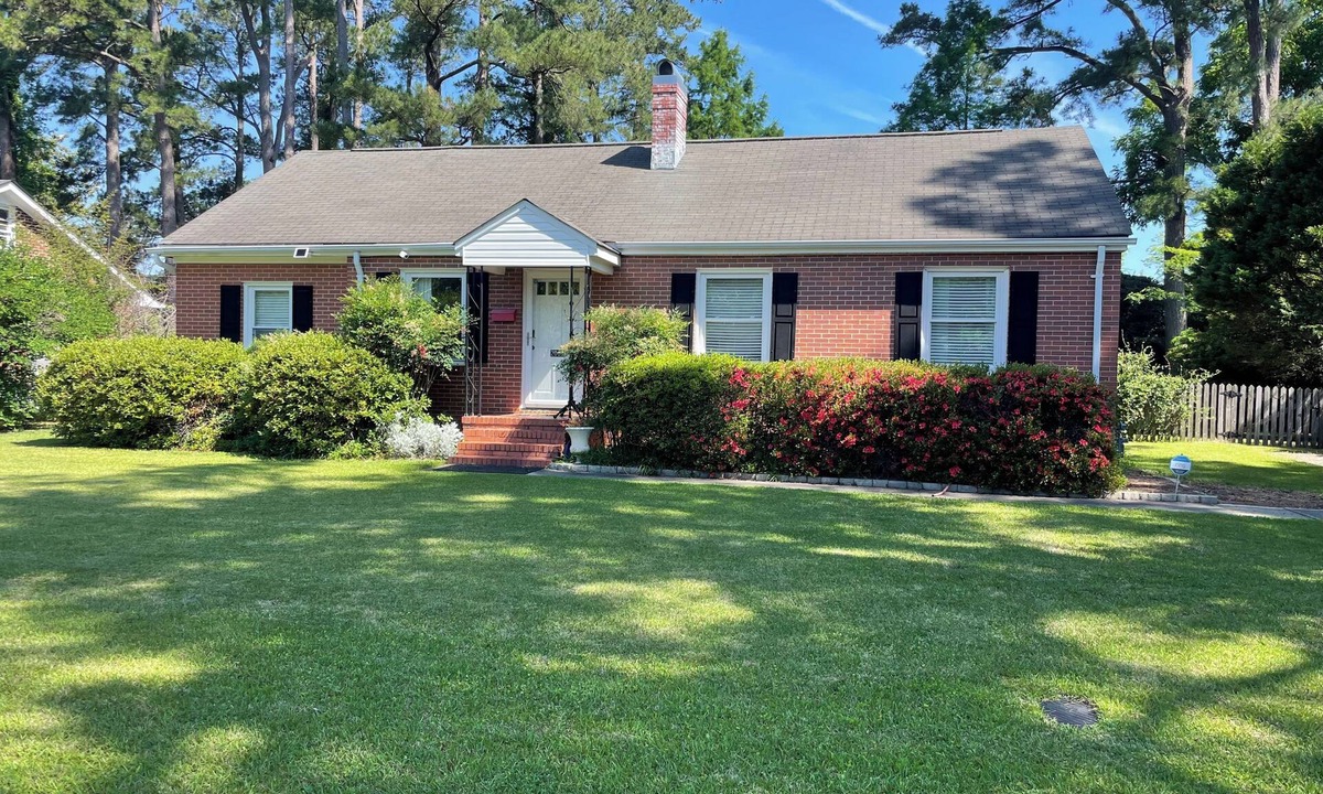 New Bern House | Spencer Cottage - Bright Home Near Downtown - Sleeps 6 - Private Backyard