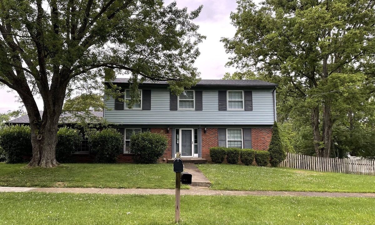 Middletown House | Spread out and chill! Close to shop and eateries and 1 mile expressway