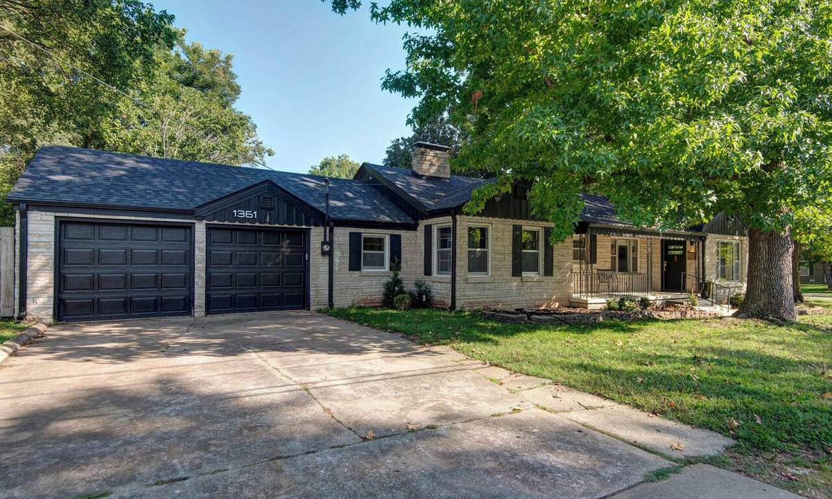 Springfield House | Springvegas Retreat Fenced in Yard & Garage