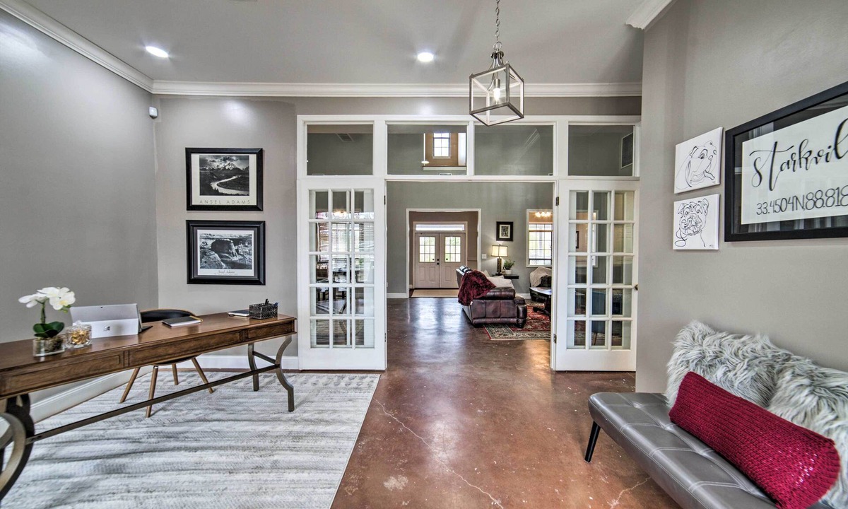 Starkville Cottage | Starkvegas Clubhouse ~ 2 Mi to MSU Campus!