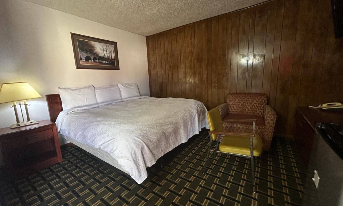 Broken Bow Hotel | Stay in a Calm & Serene Room Near Boneyard Creation Museum - 1.5 miles away