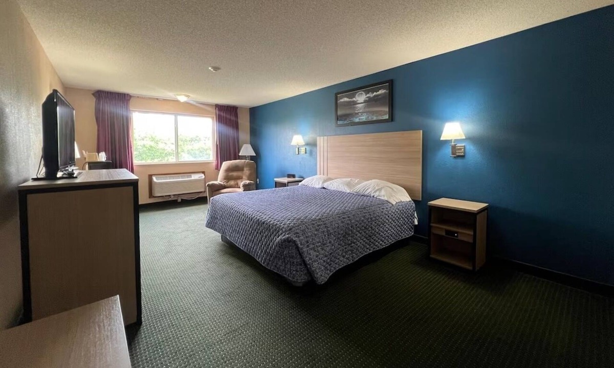 Marysville Hotel | Steps From Dargatz Park & Museums | Deluxe King Bed Non-Smoking + Free Parking