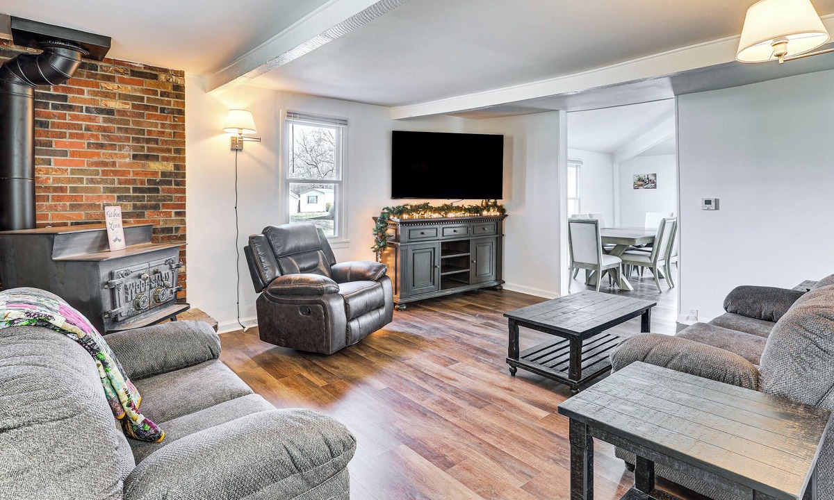 Holt House | Steps to Winery! Updated Farmhouse in Holt