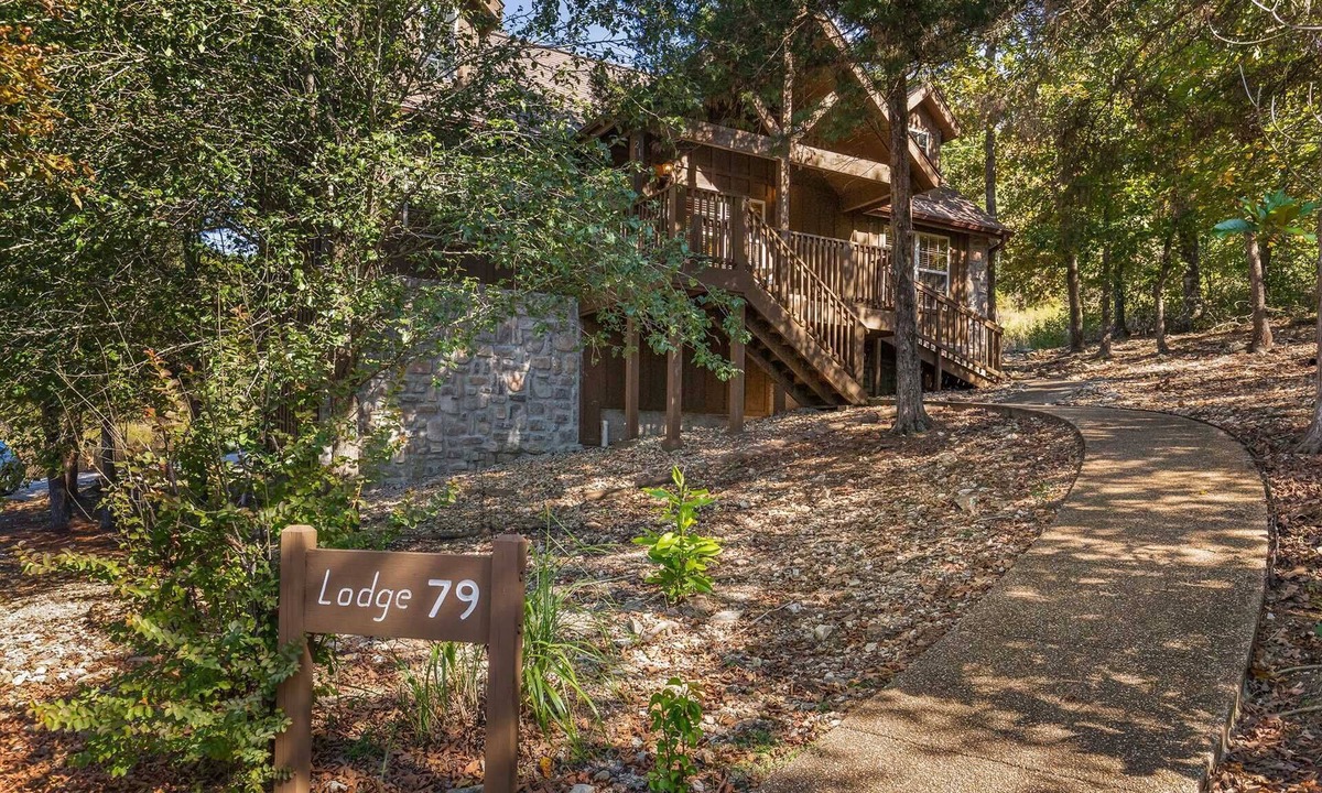 Reeds Spring Cabin | StoneBridge Gated Resort-"Four Acorns Lodge" Quiet w/Great Parking and close to SDC - Lodge #79
