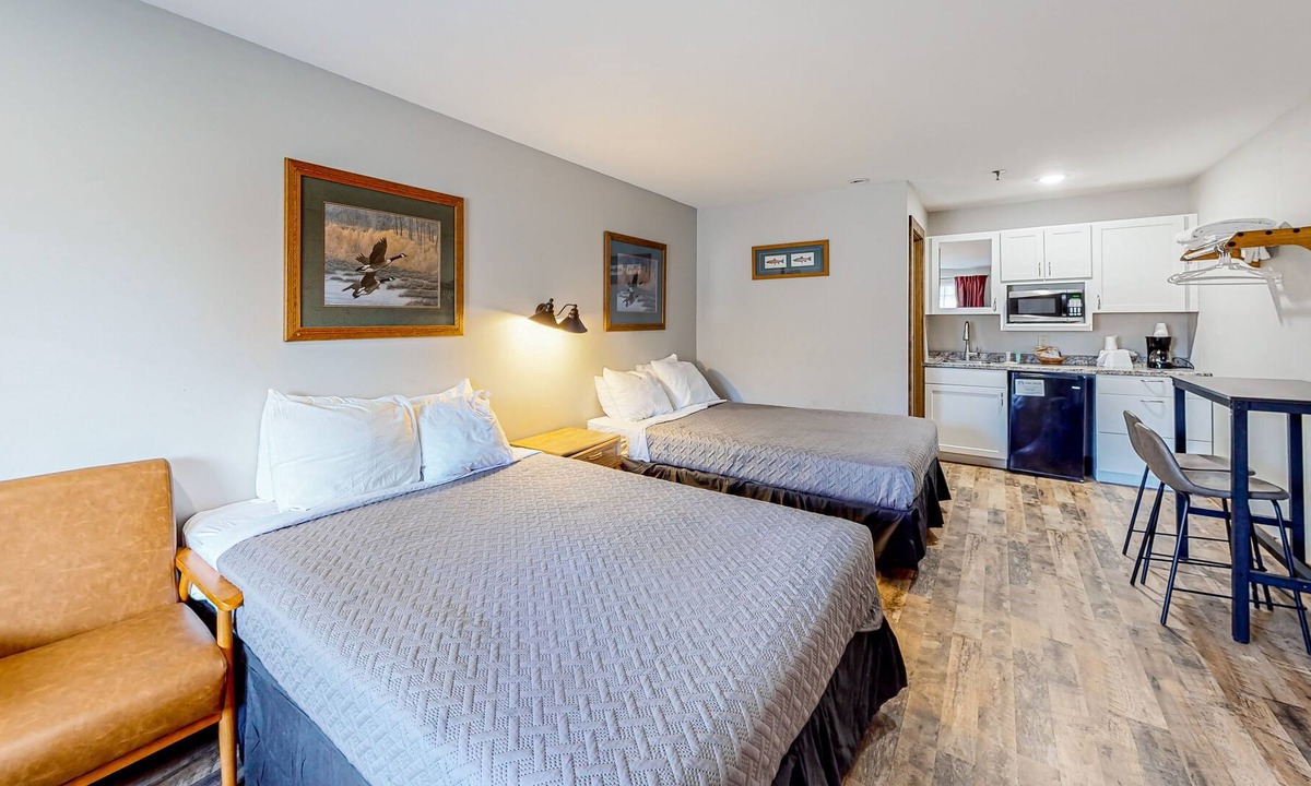 Indian Point Apartment | Studio close to Silver Dollar City with outdoor swimming pool, firepit & grill