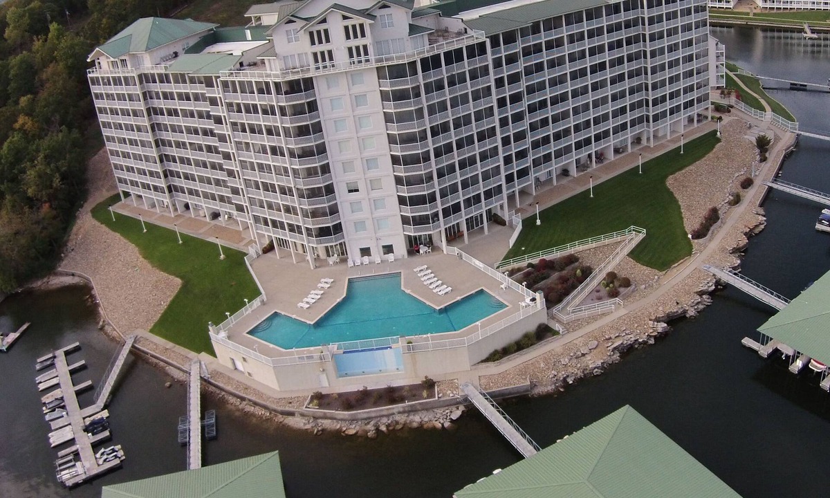 Osage Beach Condo | Stunning 4 Bedrm/4 Bath, Huge Pool, Great Location, ideal for large families