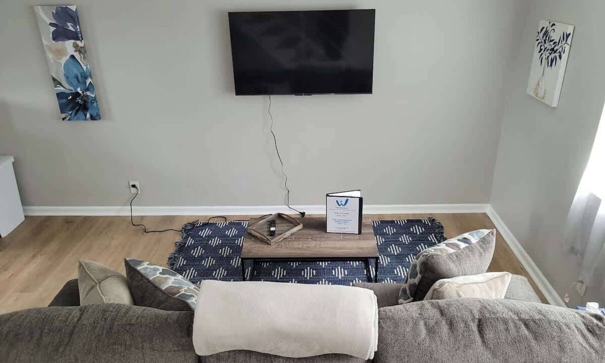 Joslyn Castle Apartment | Stylish Apartment Near Blackstone & Omaha Attractions