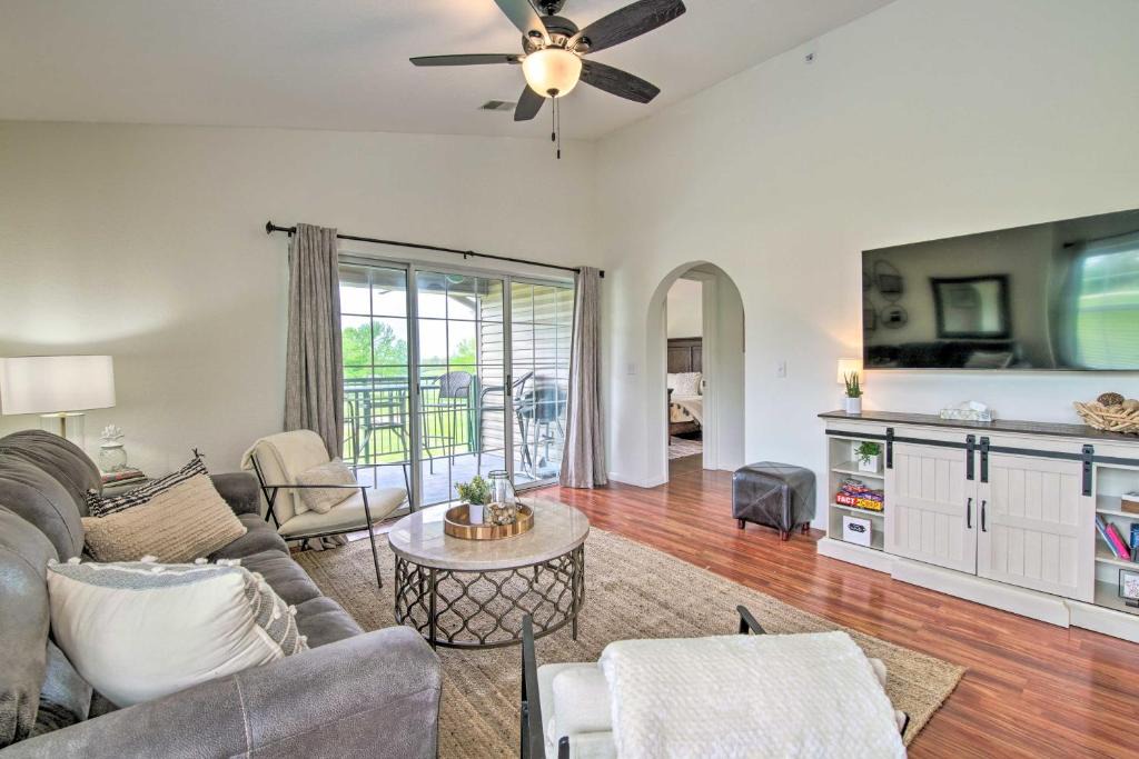 Branson Apartment | Stylish Condo with Peaceful Views about 3 Miles to Dtwn!