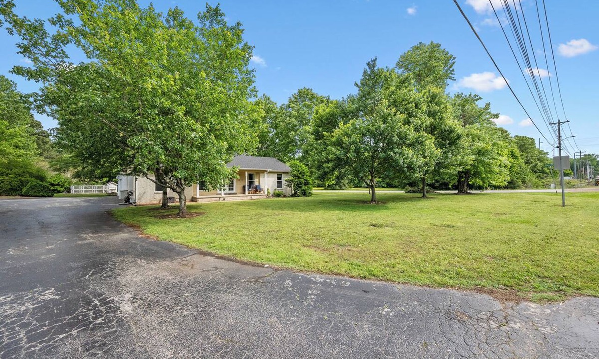 Jackson House | Stylish Home with Infrared Sauna, 1 M from I-40, near Rockabilly Ball Stadium