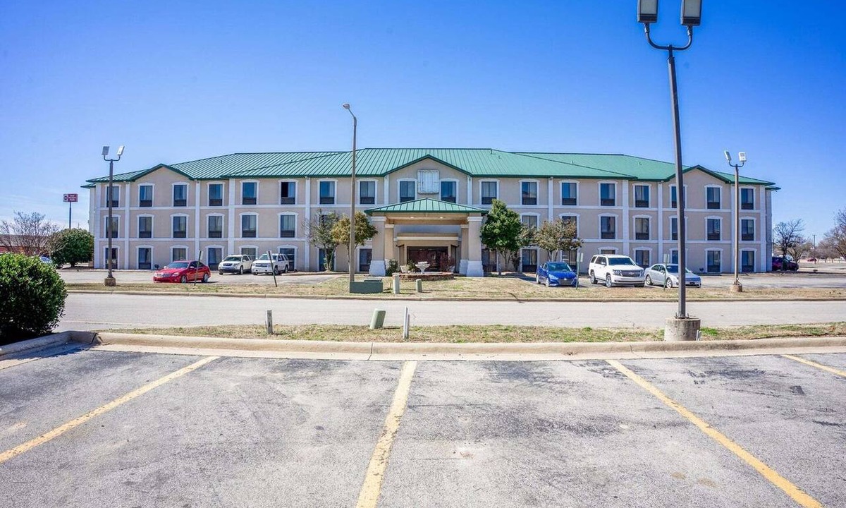 Jonesboro Apartment | Suite - King Bed Non - Smoking