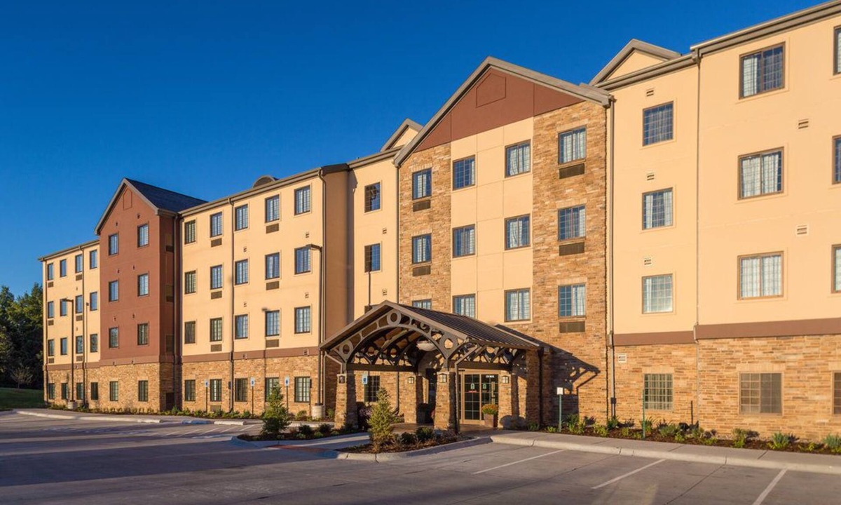 West Omaha Condo | Suite with Pool | Business Essentials