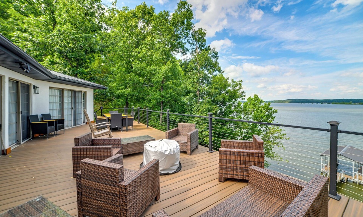 New Concord House | Summer Getaway on Kentucky Lake w/Private Dock